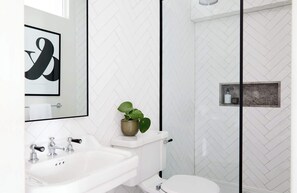 Shower, hair dryer, towels, shampoo