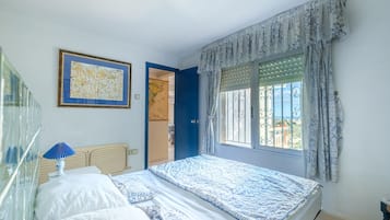 3 habitaciones, tabla de planchar con plancha y ropa de cama