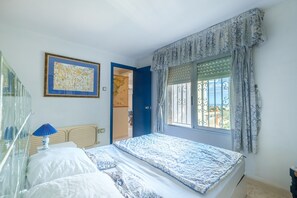 3 bedrooms, iron/ironing board, bed sheets