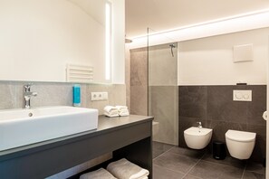 Een douche, een haardroger, handdoeken