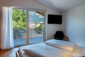1 bedroom, iron/ironing board, free WiFi, bed sheets - 'Luislhof Hof - Apartment Pomum' with Mountain View, Terrace & Wi-Fi (Cornaiano)