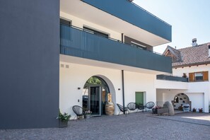 Exterior - 'Luislhof Hof - Apartment Pomum' with Mountain View, Terrace & Wi-Fi (Cornaiano)
