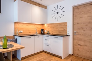 Kühlschrank, Mikrowelle, Herdplatte, Geschirrspüler