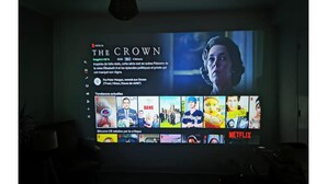 Un écran de télévision affiche l’interface de Netflix, avec la série « The Crown » bien en évidence.