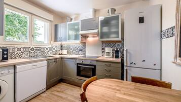 Frigorífico, microondas, horno y placa de cocina