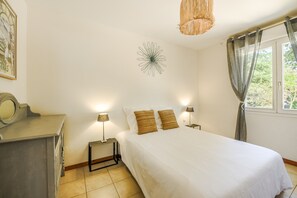 5 bedrooms, iron/ironing board, free WiFi