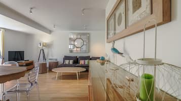 Een televisie, een dvd-speler en een stereo