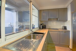 Kühlschrank, Mikrowelle, Ofen, Herdplatte