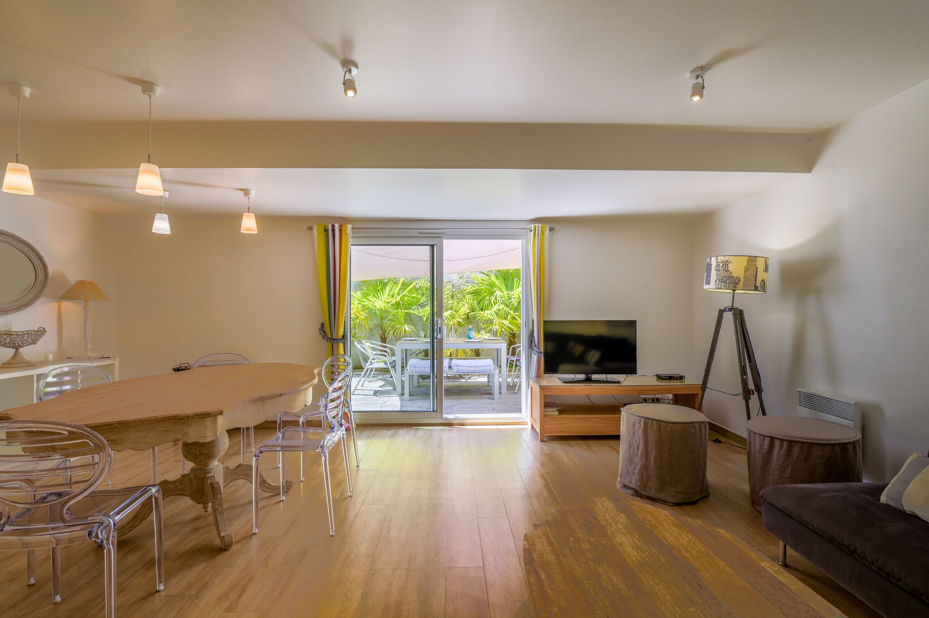 Télévision, lecteur de DVD, chaîne hi-fi