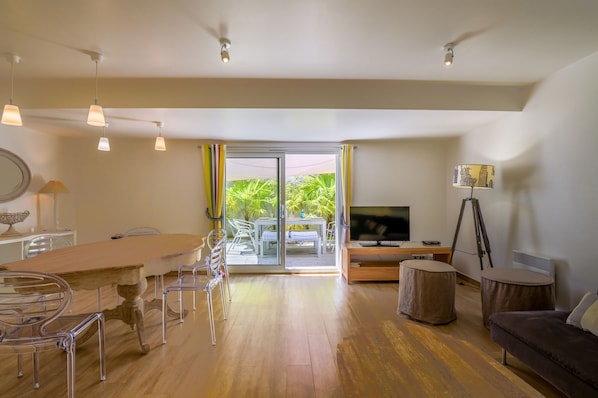 Een televisie, een dvd-speler en een stereo