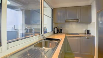 Een koelkast, een magnetron, een oven, een kookplaat