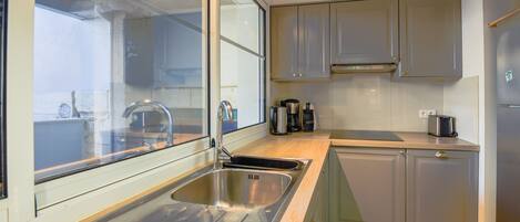 Réfrigérateur, micro-ondes, four, plaque de cuisson