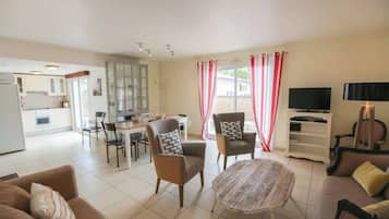 Een televisie, een dvd-speler en een stereo