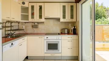 Een koelkast, een magnetron, een oven, een kookplaat