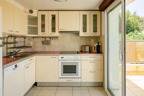 Een koelkast, een magnetron, een oven, een kookplaat