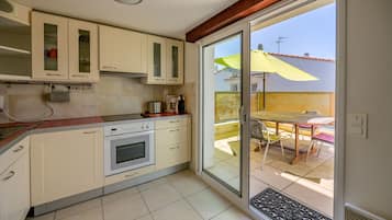 Een koelkast, een magnetron, een oven, een kookplaat