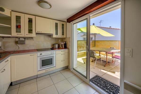 Een koelkast, een magnetron, een oven, een kookplaat