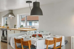 Una cocina moderna con comedor listo para una comida.