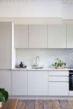 Kühlschrank, Mikrowelle, Ofen, Herdplatte