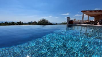 Una piscina al aire libre, una piscina climatizada