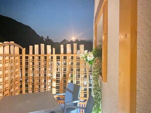 Outdoor dining - Chalet Torcel rent a room (Trentino-Alto Adige)