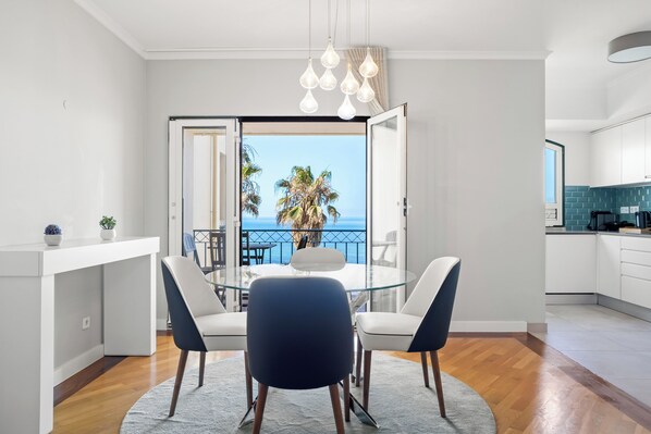 Dining - Parede Beach Apartment T2 (Parede)