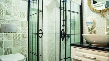 Standard Oda, 1 Büyük (Queen) Boy Yatak, Balkon, Bahçe Manzaralı | Banyo | Duş, hidro masaj duş başlığı, ücretsiz banyo/kozmetik ürünleri 