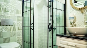 Habitación estándar, 1 cama de matrimonio, balcón, vistas al jardín | Baño | Ducha y cabezal de ducha con hidromasaje