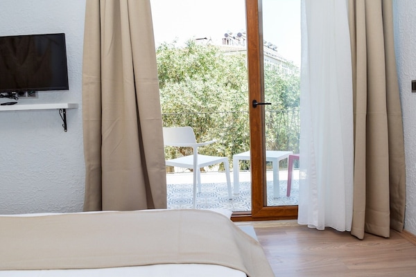 Standard Room, 1 Queen Bed, Courtyard View | Premium bedding, minibar, soundproofing, free WiFi