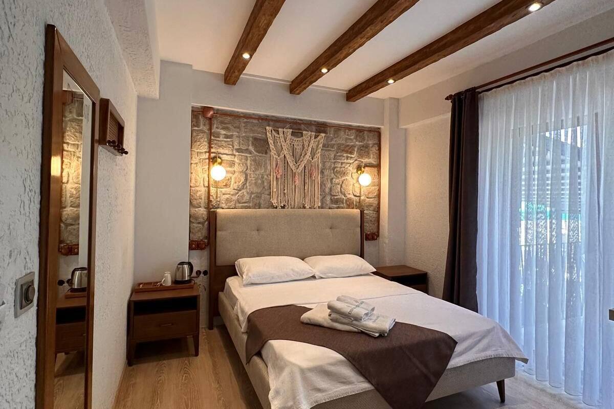 Quarto casal superior, 1 cama Queen, sacada, vista para o jardim | Roupas de cama premium, frigobar, quartos à prova de som
