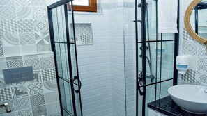Quarto luxo, 1 cama Queen, sacada, vista para o jardim | Banheiro | Chuveiro, ducha de hidromassagem, produtos de toalete grátis