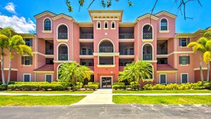 A multi-story hotel with a symmetrical facade, balconies, and a central entrance. - Sunny Punta Gorda Condo w/ Golf Course View! (Punta Gorda)