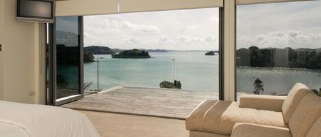 6 bedrooms, iron/ironing board, WiFi, bed sheets