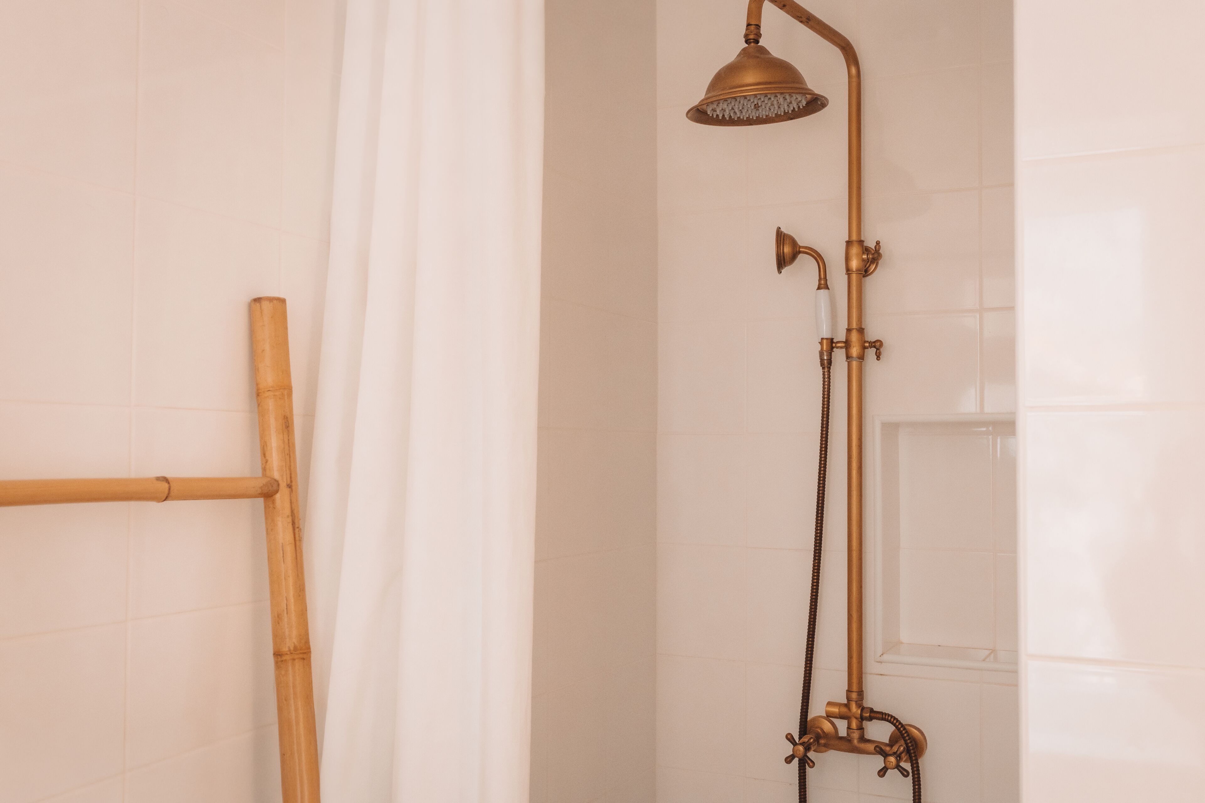 Een douche, shampoo