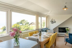 Apartamento, baño privado, vistas a la playa (7 MIn Walk To Beach ) | Salón