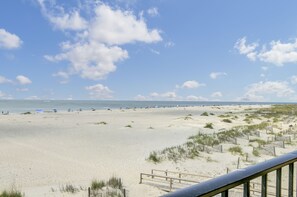 On the beach - 211 Seascape by AvantStay | Oceanfront View + Pool (Isle Of Palms)