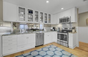 雪櫃、微波爐、焗爐、爐具