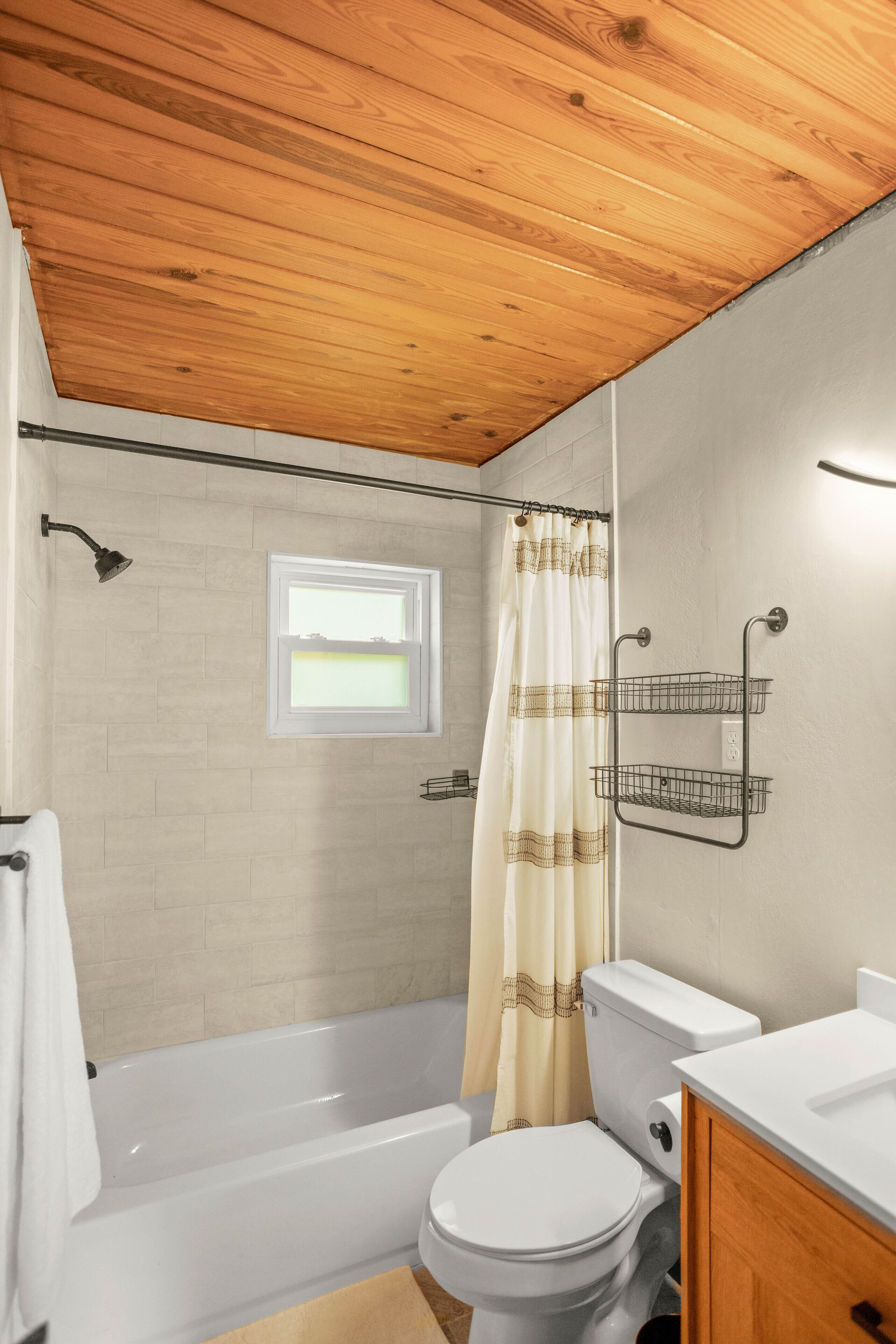 Bathtub, towels