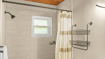 Bathtub, towels