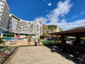 Outdoor dining - Cozy Apartment for Open-Minded Guests (Durrës)