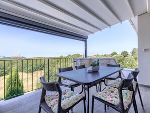 Outdoor dining - Lovely apartment in villa for 4 guests with WIFI, pool, A/C, TV and terrace (Umag)