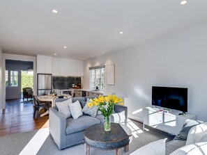 Een televisie en een open haard