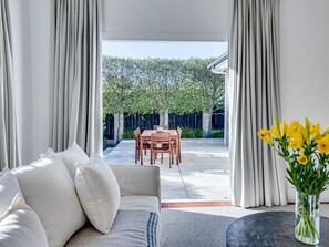 Een televisie en een open haard