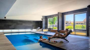 Piscina coperta, una piscina riscaldata