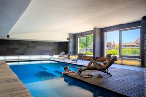 Una piscina techada, una piscina climatizada