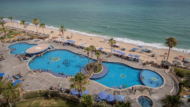 Un complexe hôtelier doté de plusieurs piscines, d’une plage et offrant une vue sur l’océan.