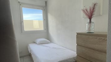 2 bedrooms, iron/ironing board, internet