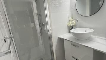 Regadera, secadora de cabello, papel de baño