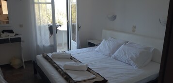 Tabla de planchar con plancha, wifi gratis y ropa de cama