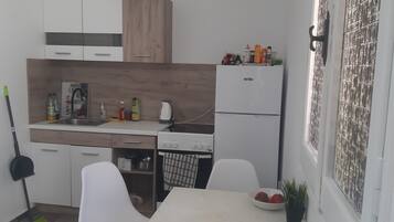Appartamento Design, 2 camere da letto, vista giardino | Cucina privata | Frigorifero, piano cottura, tostapane, seggiolone